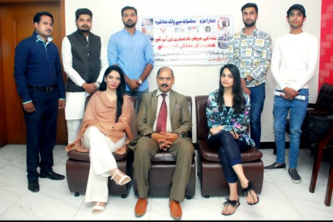 Setkání členů ISSUP a pákistánského týmu Fóra mládeže Lahore v kanceláři nevládní organizace ESPERENCE isSUP Pakistan a Youth Forum Pakistan v Lahore.